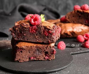 Moje brownie jest o wiele lepsze niż klasyczne. W lecie dodaję do niego te sezonowe owoce