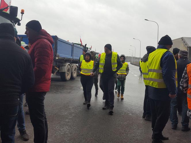 Lekceważenie władzy jest absolutne - skarżą się rolnicy protestujący na S5 koło Leszna. To jeden z większych protestów w kraju 