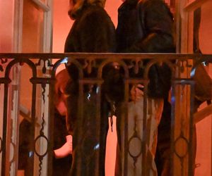 Maciej Musiał całował ukochaną na balkonie