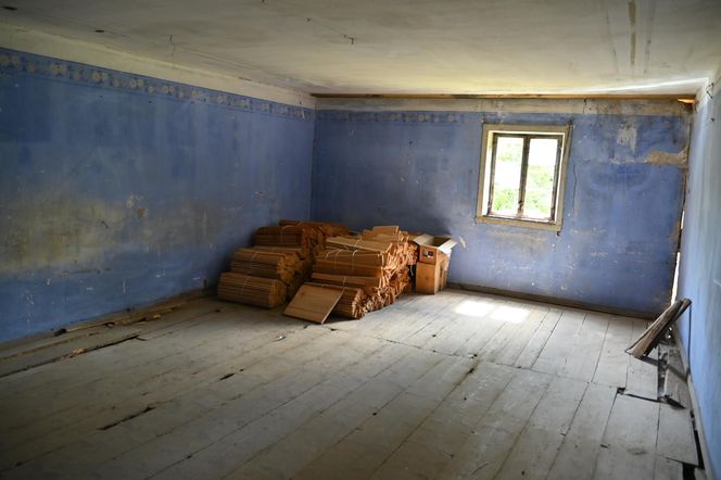 Zabytkowy dom kowala z kuźnią przechodzi remont - prace prowadzi Witold Podsiadło, spec nad spece w dziedzinie tradycyjnego budownictwa Dolnego Śląska.