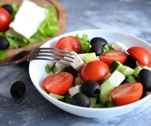 Nie łącz pomidora z ogórkiem, bo ucieknie witamina C? Wystarczy, że dodasz ten składnik