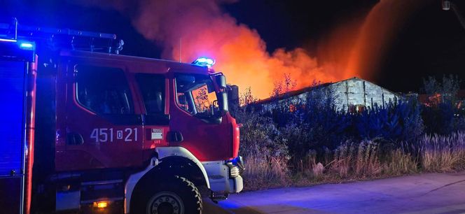 Ogromny pożar fermy drobiu w Fałkowicach. W ogniu mogło zginąć nawet 130 tysięcy kur