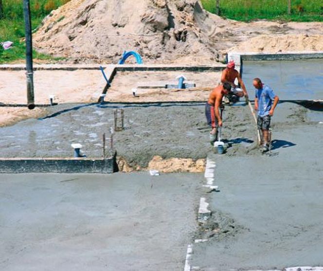Podłoga na gruncie i co dalej? Jak wykonać ocieplenie podłogi i rozprowadzić rury centralnego ogrzewania