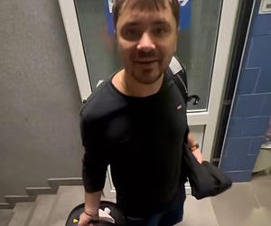 Daniel Martyniuk uczy syna pływać