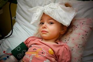 Potworna choroba zabija 3-letnią Hanię. Ratunek czeka za granicą, przeszkodą są pieniądze