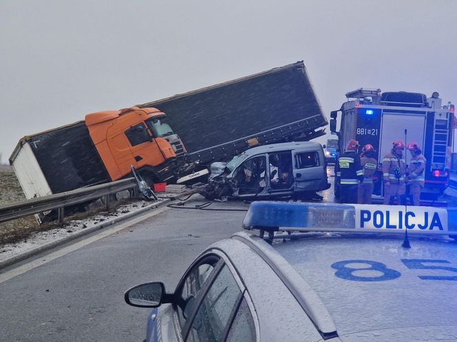 Wypadek w Kołbieli. Tir roztrzaskał osobówkę. Nie żyje jedna osoba