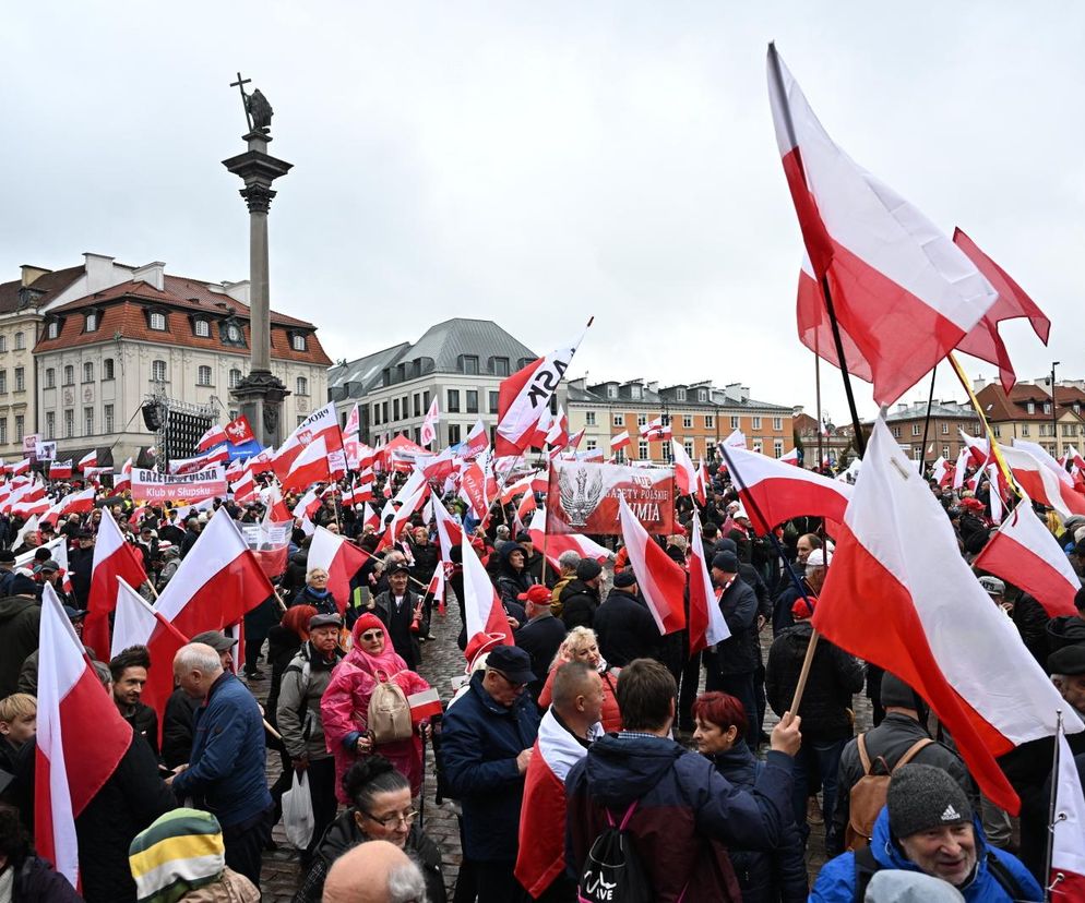 Rusza manifestacja PiS w Warszawie. Uczestnicy przyszli z flagami i antyimigracyjnymi transparentami