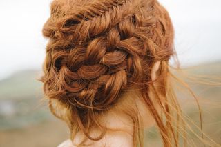 Idealne fryzury na romantyczną randkę. Zobacz, jak je zrobić