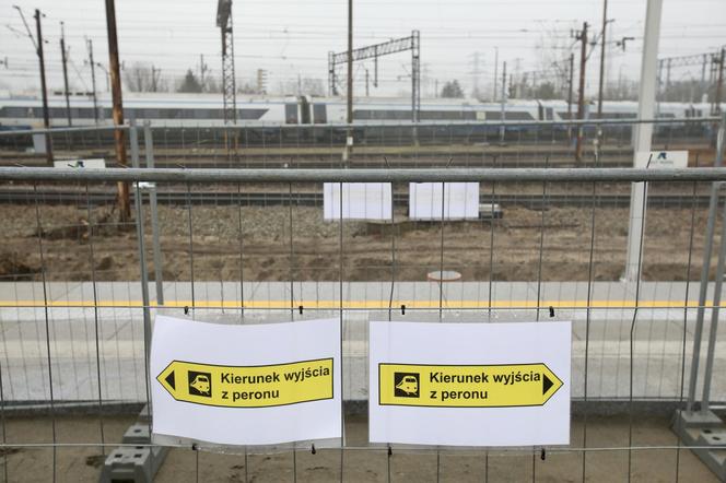 Dojście do nowej stacji przez błoto i plac budowy. PKP Warszawa Grochów jak tor przeszkód 