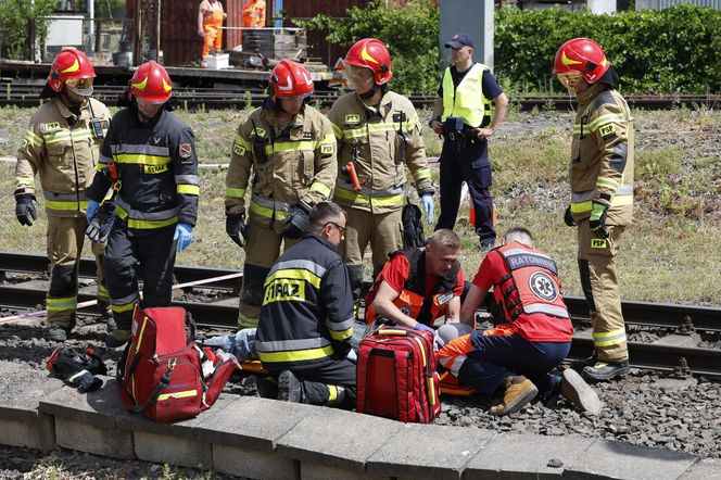 Kontrolowane zderzenie pociągu z osobówką