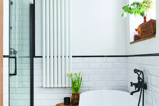 Łazienka z wanną  i prysznicem