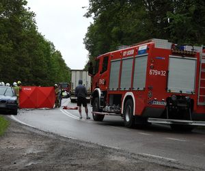 Ciężarówka staranowała dwa samochody. 60-latka nie miała szans