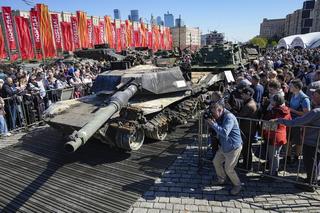 Rosjanie nie mają litości. Z premedytacją zniszczyli czołg Leopard 2 i Abrams w Moskwie. Tak chcą upokorzyć Zachód