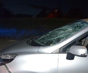 ramatyczny wypadek pod Krakowem. 17-latek na hulajnodze zderzył się z samochodem. Doznał poważnych obrażeń