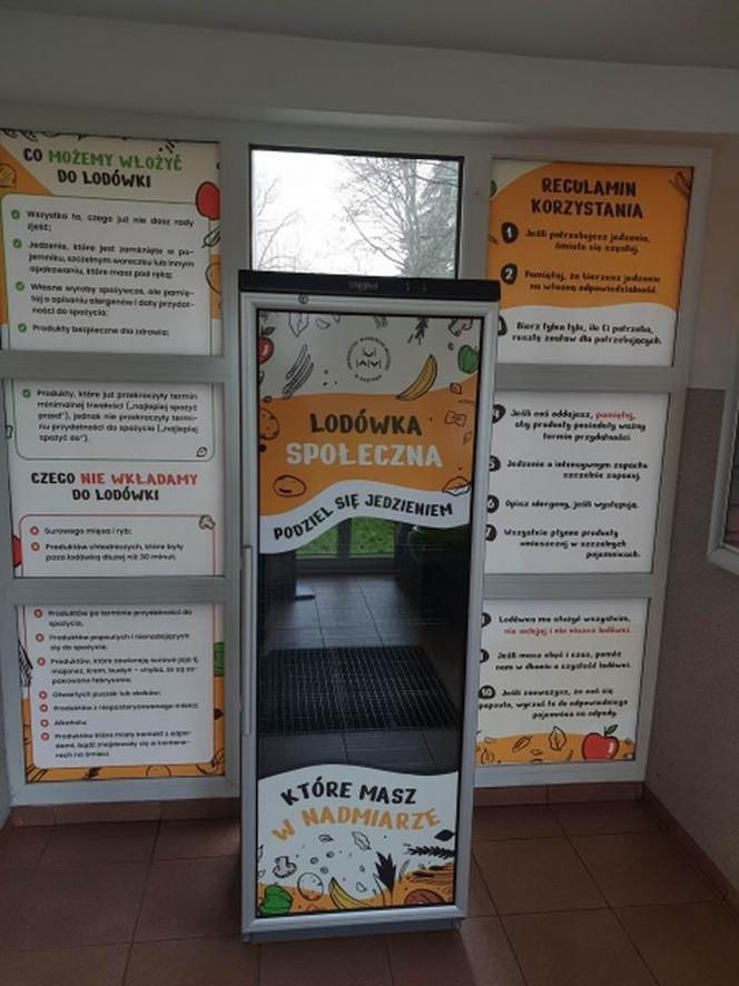 Lodówki społeczne w Olsztynie. Nowa stanęła w centrum kampusu akademickiego [ZDJĘCIA]