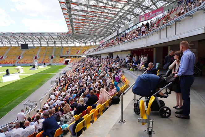 Kongres Świadków Jehowy Białystok 2024. Tłumy wiernych na Stadionie Miejskim