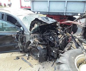 Toyota zmasakrowana po zderzeniu z ciągnikiem! Kierowcy nie można było nawet wyciągnąć [ZDJĘCIA]
