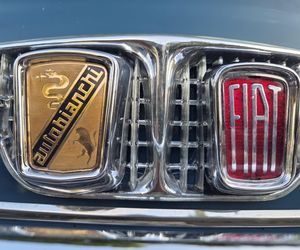 Motoryzacyjne legendy pod Torbydem. Bydgoskie Klasyki Nocą znów przyciągnęły tłumy