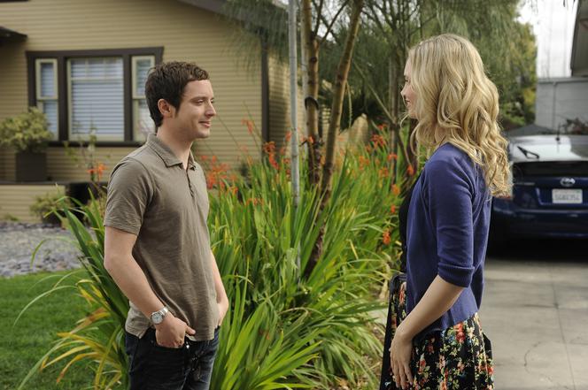 Wilfred. Ryan Newman (Elijah Wood), Jenna (Fiona Gubelman)