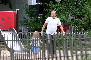 Donald Tusk bawi się z wnuczką