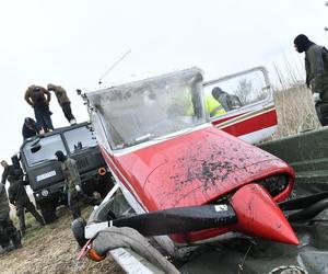 Warszawa. Wojsko wyciąga samolot, który wpadł do bagna