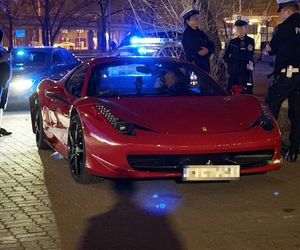 Znany TikToker driftował czerwonym Ferrari. Rozbił auto i uciekł