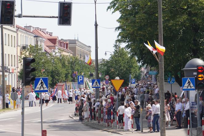 Boże Ciało 2024. Tłumy wiernych przeszły w procesji ulicami Białegostoku