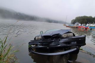 Samochód wpadł do jeziora