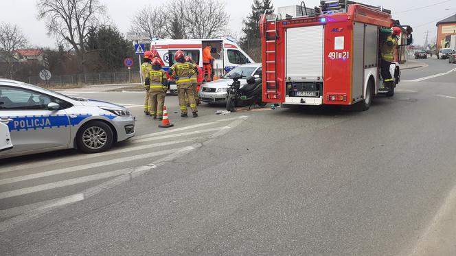 Zderzenie auta osobowego ze skuterem u zbiegu Targowej z Iłżecką