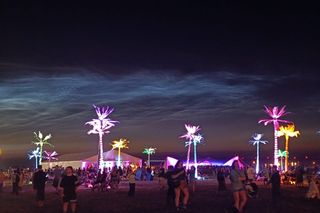 Obłoki srebrzyste nad polem Open'er Festival 2025 