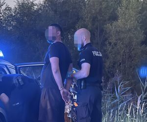 Mini Cooper w ogniu! Kierowca osobówki utknął w błocie i spalił auto