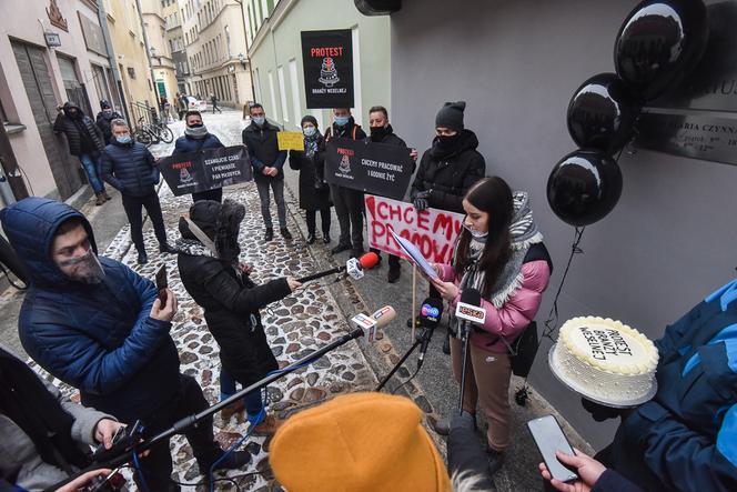 Protest branży weselnej w Toruniu. List do rządu, postulaty i tort