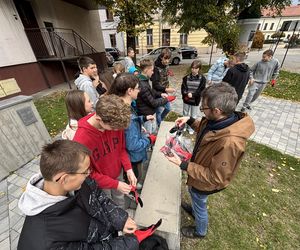 Uczniowie sadzili żonkile przy skwerze pamięci