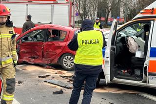 Koszmarny wypadek na Puławskiej. Osobówka i taksówka zderzyły się z karetką! Jeden z kierowców reanimowany