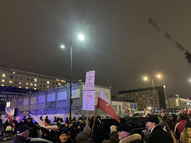 Przed siedzibą TVP odbył się protest. Uczestnicy skandowali "Wolne media!"