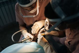 Śmierć po przeszczepie włosów. Zabieg wykonała dentystka bez uprawnień   