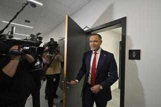 Karol Nawrocki przyjechał do TVP. Symboliczny gest i mocne wsparcie z zaplecza
