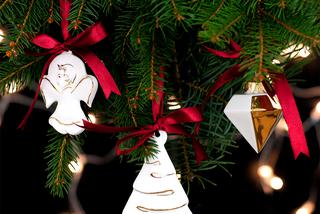 Kolory Bożego Narodzenia - białe bombki, zastawa i dekoracje