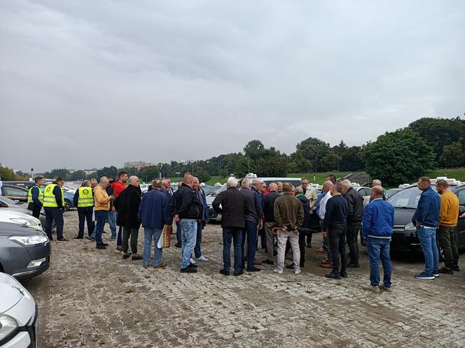 Tak wyglądał protest taksówkarzy w Warszawie. Boją się o swoje wypłaty!