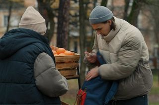 Barwy szczęścia, odcinek 3170.  Sprzedawczyni (Jolanta Banak), Romeo (Jacek Tyszkiewicz)