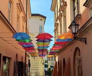 Tarnowskie Umbrella Sky na ul. Piekarskiej