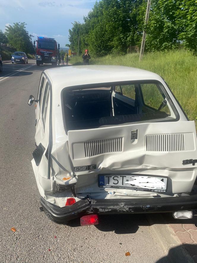 Groźny wypadek w Pawłowie. Dwoje dzieci i kierowca "Malucha" w szpitalu 