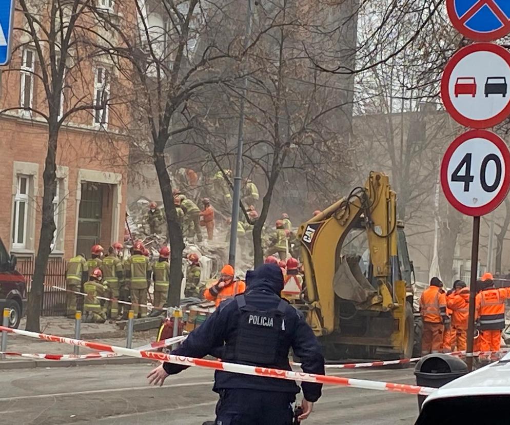 Strażacy ciągle prowadzą akcję odgruzowywania miejsca i poszukiwania poszkodowanych.