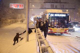 Burza śnieżna sparaliżowała całą Warszawę. Tak wyglądało miasto po przejściu armagedonu 