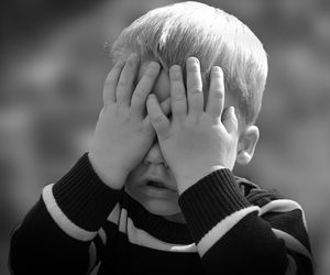 Kompletnie pijany ojciec wybrał się na spacer z 6-latkiem. Mężczyzna ledwo stał na nogach