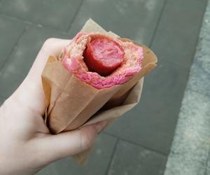 Różowy hot-dog w Żabce na Walentynki