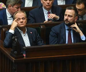 Dwóch posłów KO zawieszonych i pozbawionych funkcji. Tusk reaguje na przegrane głosowanie