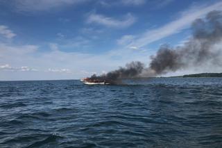 Pożar łodzi motorowej na Śniardwach! Trzy poparzone osoby, jedna ciężko ranna. Cała łódź stała w ogniu [ZDJĘCIA]