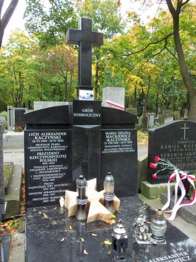 Tak wyglądają groby Jadwigi Kaczyńskiej i Rajmunda Kaczyńskiego