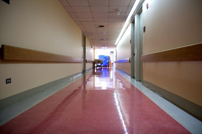 Znany warszawski szpital zadłużony w parabankach. Brakuje pieniędzy na leki i jedzenie 